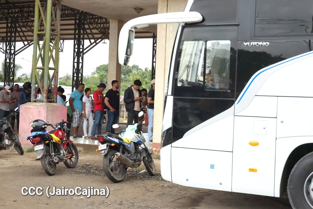 radio580nic's tweet photo. 📍🇳🇮 En la Terminal de Buses George Horacio Hodgson, en #Bluefields, la Policía de Tránsito Nacional realiza pruebas de alcoholemia y revisión mecánica de 16 buses Yutong, ruta Bluefields-Managua y Bluefields–Nueva Guinea. 1/2 https://t.co/H6ietoLTMs