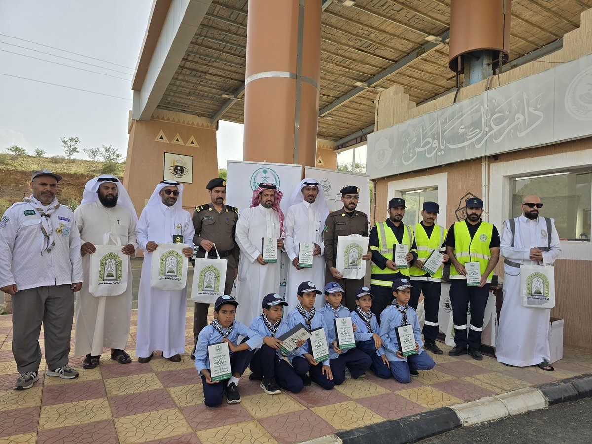 Shhaabcom's tweet photo. محافظة بلقرن والجهات الحكومية توزع هدايا الحج على ضيوف الرحمن بمركز خثعم تنفيذًا لتوجيهات أمير عسير

إنفاذًا لتوجيهات صاحب السمو الملكي الأمير تركي بن طلال بن عبدالعزيز أمير منطقة عسير - حفظه الله، شاركت محافظة بلقرن مساء اليوم السبت الموافق 5 ذو الحجة 1447هـ، بالتعاون مع الجهات الحكومية بالمحافظة، في تنفيذ مبادرة استقبال وتوديع ضيوف الرحمن عبر حدود منطقة عسير الشمالية بمركز خثعم، وذلك ضمن مبادرة “حياكم الله – ضيوف الرحمن في منطقة عسير” لمدة يومين، والتي تعكس قيم الكرم السعودي والعناية بضيوف بيت الله الحرام.  

وشهدت المبادرة توزيع هدايا الحج والحقائب التذكارية على الحجاج المغادرين من منطقة عسير، بمشاركة عدد من الجهات الأمنية والخدمية والتطوعية والكشفية، في صورة تجسد تكامل الأدوار وروح العمل المشترك لخدمة ضيوف الرحمن، بما يعكس ما توليه القيادة الرشيدة – أيدها الله – من اهتمام بالغ بالحجاج منذ لحظة قدومهم وحتى مغادرتهم.

وتأتي هذه المبادرة امتدادًا لجهود المملكة في تعزيز تجربة الحاج وترسيخ قيم الضيافة والترحيب، وإبراز الصورة المشرفة لما تقدمه مختلف القطاعات من خدمات إنسانية وتنظيمية لضيوف الرحمن.