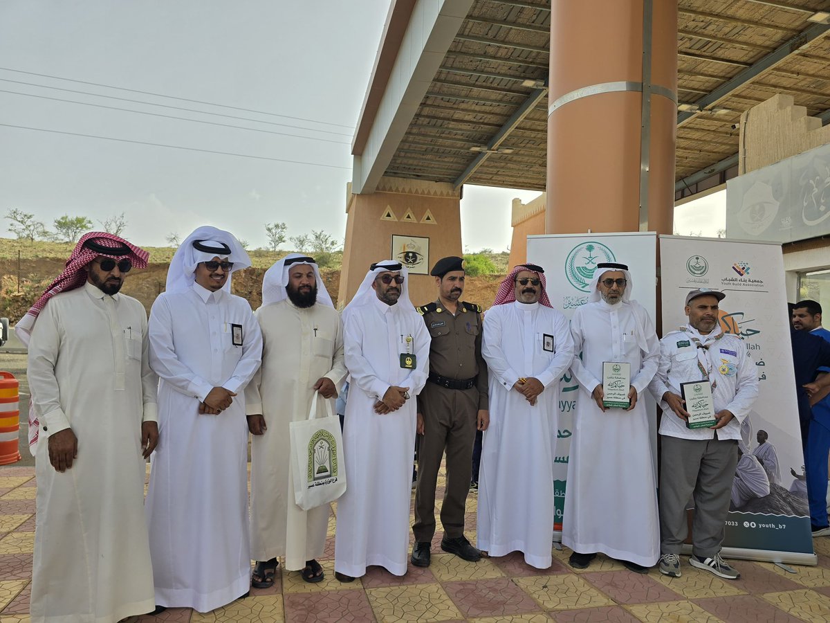 Shhaabcom's tweet photo. محافظة بلقرن والجهات الحكومية توزع هدايا الحج على ضيوف الرحمن بمركز خثعم تنفيذًا لتوجيهات أمير عسير

إنفاذًا لتوجيهات صاحب السمو الملكي الأمير تركي بن طلال بن عبدالعزيز أمير منطقة عسير - حفظه الله، شاركت محافظة بلقرن مساء اليوم السبت الموافق 5 ذو الحجة 1447هـ، بالتعاون مع الجهات الحكومية بالمحافظة، في تنفيذ مبادرة استقبال وتوديع ضيوف الرحمن عبر حدود منطقة عسير الشمالية بمركز خثعم، وذلك ضمن مبادرة “حياكم الله – ضيوف الرحمن في منطقة عسير” لمدة يومين، والتي تعكس قيم الكرم السعودي والعناية بضيوف بيت الله الحرام.  

وشهدت المبادرة توزيع هدايا الحج والحقائب التذكارية على الحجاج المغادرين من منطقة عسير، بمشاركة عدد من الجهات الأمنية والخدمية والتطوعية والكشفية، في صورة تجسد تكامل الأدوار وروح العمل المشترك لخدمة ضيوف الرحمن، بما يعكس ما توليه القيادة الرشيدة – أيدها الله – من اهتمام بالغ بالحجاج منذ لحظة قدومهم وحتى مغادرتهم.

وتأتي هذه المبادرة امتدادًا لجهود المملكة في تعزيز تجربة الحاج وترسيخ قيم الضيافة والترحيب، وإبراز الصورة المشرفة لما تقدمه مختلف القطاعات من خدمات إنسانية وتنظيمية لضيوف الرحمن.