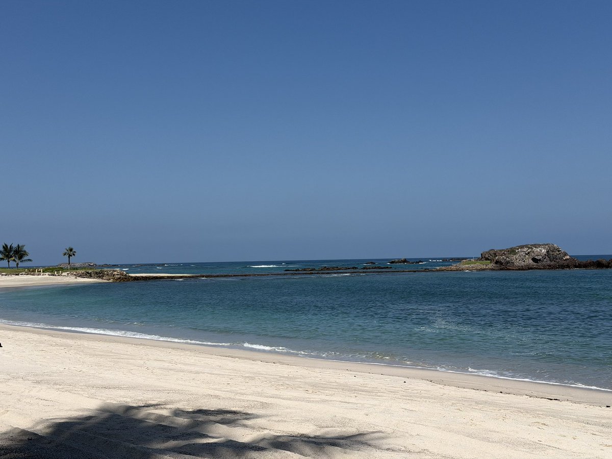 dtrous's tweet photo. Apparently this is a golf hole 😳 - Tail of the Whale. Unplayable in the afternoon with high tide. Punta Mita Mexico is 👌 https://t.co/xL6Cbn8Ixt
