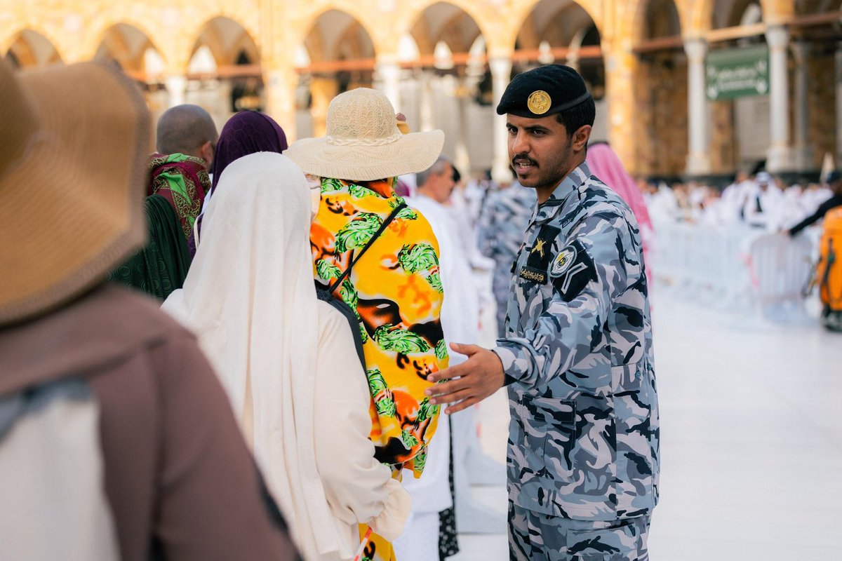 alweeamnews's tweet photo. خدمة ضيوف الرحمن مسؤولية عظيمة، والميدان يشهد يوميًا قصصًا من التفاني والإخلاص في إدارة الحشود وتنظيم الحركة.

#حياكم_الله
#أخبار_الوئام https://t.co/1CHL846OPJ