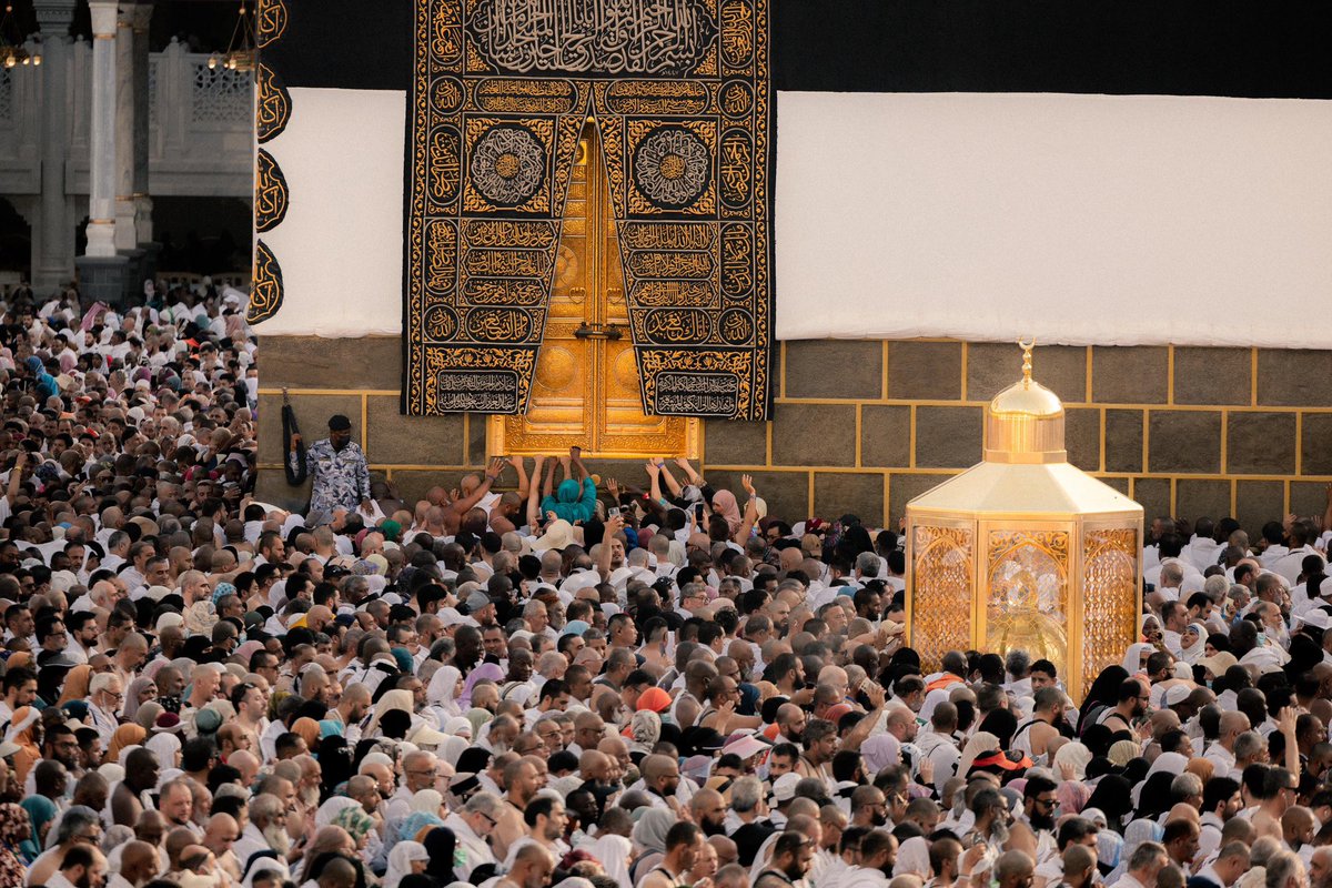 alweeamnews's tweet photo. خدمة ضيوف الرحمن مسؤولية عظيمة، والميدان يشهد يوميًا قصصًا من التفاني والإخلاص في إدارة الحشود وتنظيم الحركة.

#حياكم_الله
#أخبار_الوئام https://t.co/1CHL846OPJ