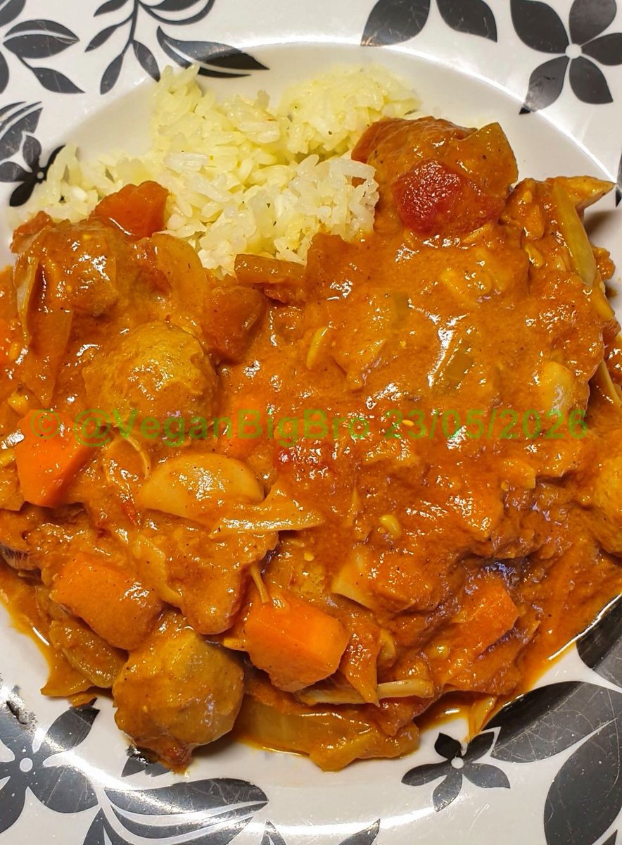 VeganBigBro's tweet photo. What was on the #vegan plate tonight?
Jackfruit & Soya Chunk Curry w/ Coconut Milk, served w/ Jasmine Rice
#VeganForTheAnimals #ItsEasy2bVegan #VeganFood #Vegan4Life #SvenskaVeganer #KeepDeathOffThePlate #HomeCooking #Vegaani https://t.co/NEc5Fmqunp