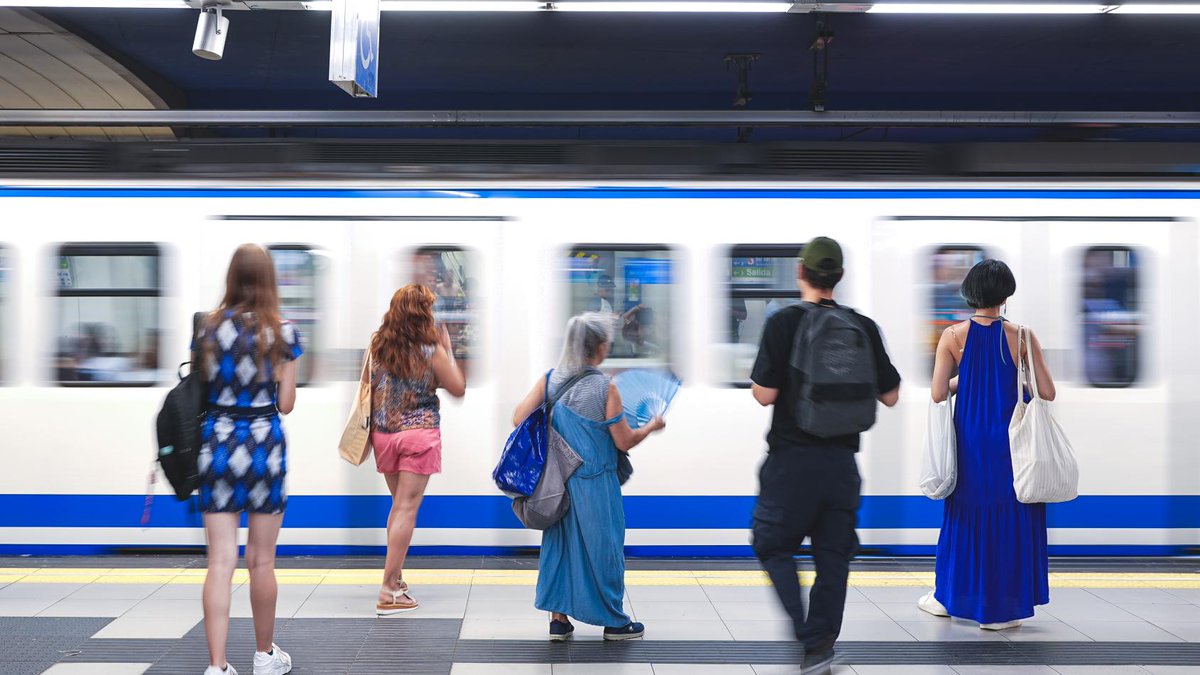 ComunidadMadrid's tweet photo. 🚇 La Comunidad de Madrid reforzará la climatización de 93 trenes de las líneas 1 y 5 de @metro_madrid, con una inversión de 3,5 millones de euros.

✅ Incluye mantenimiento preventivo y correctivo de 744 equipos de aire acondicionado.

+Info: https://t.co/Ob2q0xDXUP https://t.co/mCd97IMM55