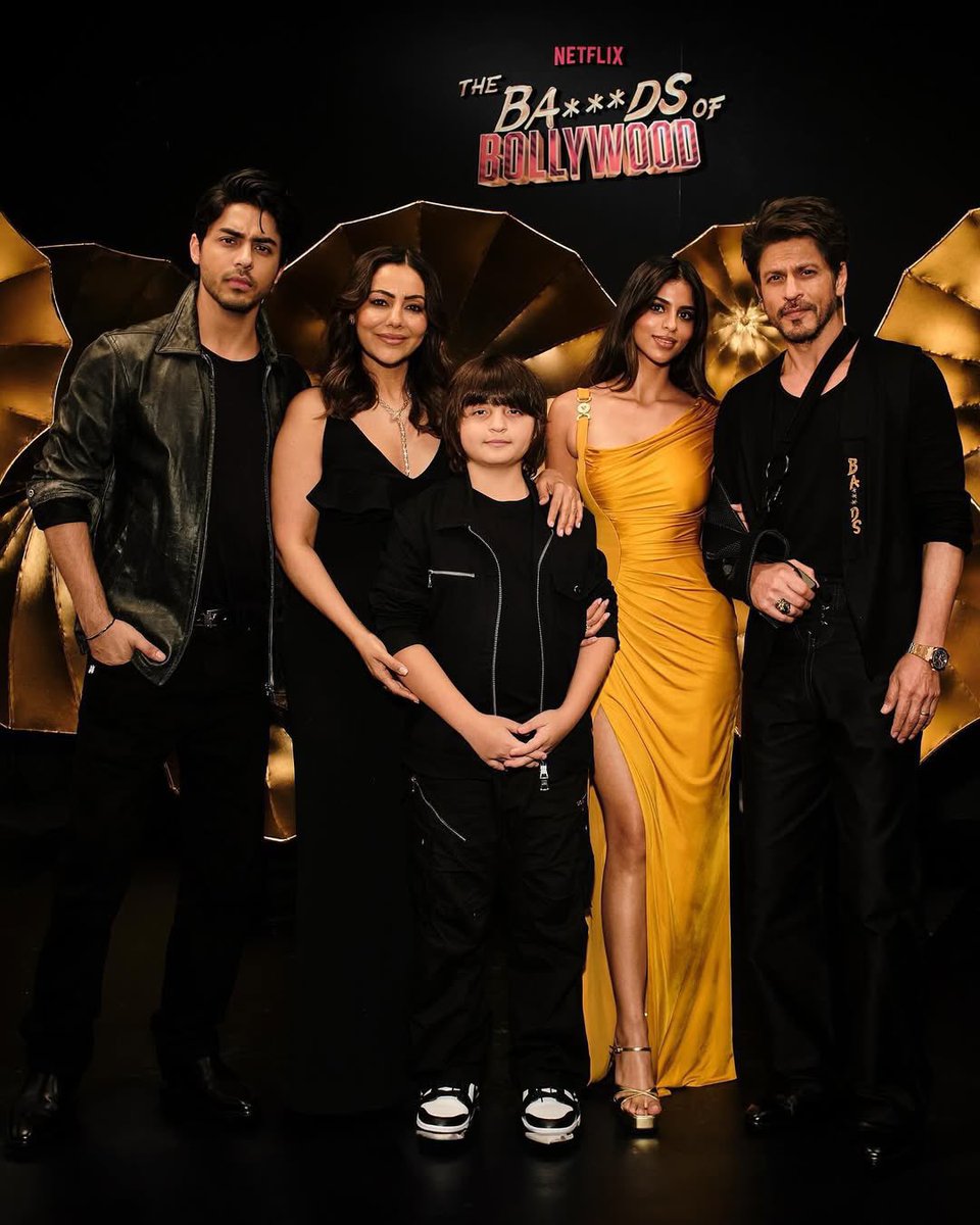 ShahRukhsWorld's tweet photo. @RedChilliesEnt Like father like son, but entirely his own voice! Huge congrats to #AryanKhan #BilalSiddiqi and #ManavChauhan for the brilliant #TheBadsOfBollywoodOnNetflix ๐๐ป๐๐ป https://t.co/uNqpEORYV7