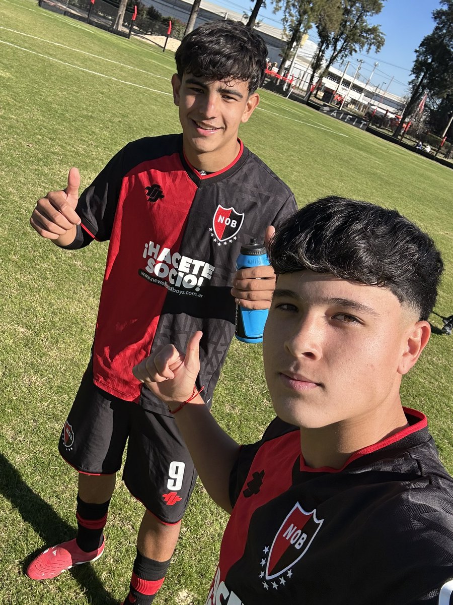 NewellsJuvenil's tweet photo. 🤳🏼 Los responsables del triunfo de la 5ta 

⚽️ Genaro Castelli y Bautista Figueredo. 

#JuvenilesLPF https://t.co/TObtZBYBOO