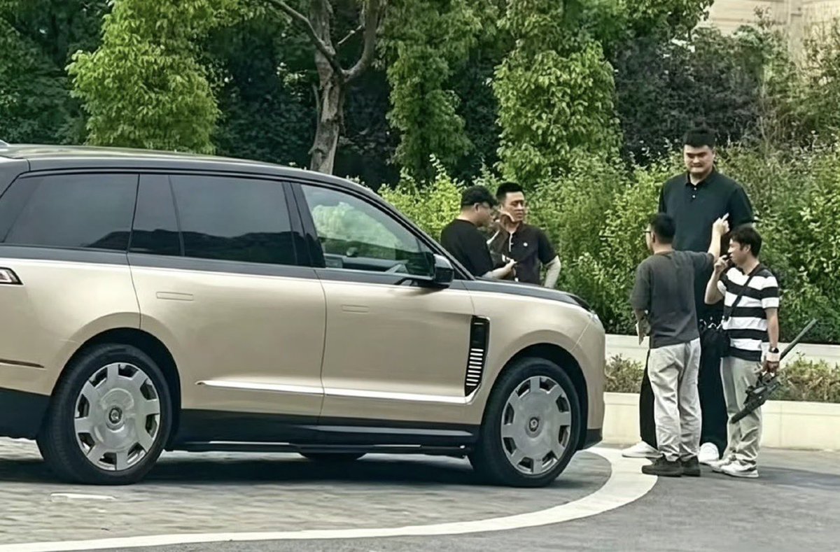 SZ_Investing's tweet photo. Look, who is interested in the $NIO ES9?  Endorsement?  Come on Yao Ming 👀 https://t.co/DQUCRCJh2z