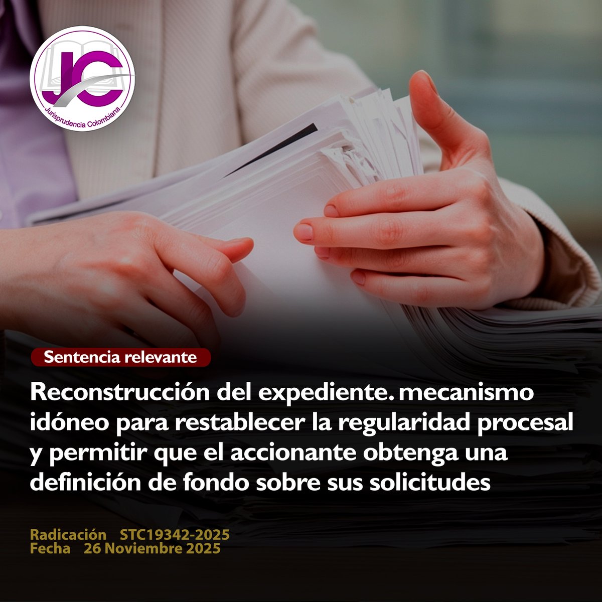 JurisprudenCol's tweet photo. El extravío o pérdida de un expediente judicial representa una vulneración a los derechos fundamentales al debido proceso y al acceso a la administración de justicia, en tanto impide que las partes obtengan una resolución sobre sus pretensiones. Esta situación es particularmente crítica cuando la ausencia del proceso físico imposibilita la definición de asuntos sustanciales, tales como la cesación de descuentos por cuotas alimentarias o el reconocimiento de acuerdos de transacción suscritos entre los intervinientes. La autoridad judicial no queda exonerada de su responsabilidad por la desaparición del legajo, sino que está obligada a adoptar medidas efectivas para garantizar la continuidad del trámite y la protección de los derechos comprometidos.

La reconstrucción del expediente se erige como el mecanismo idóneo para restablecer la regularidad procesal, permitiendo que el juzgador retome el conocimiento del asunto y emita una definición de fondo. Según lo dispuesto en el artículo 126 del Código General del Proceso, el juez debe proceder, incluso de oficio, a reconstruir el proceso utilizando para ello copias, constancias o cualquier documento que repose en poder de las partes, de otras autoridades o del archivo judicial. Este procedimiento es fundamental para asegurar la prevalencia del derecho sustancial, la eficacia y la celeridad, evitando que una falla administrativa en la custodia de los documentos se convierta en una barrera insuperable para la justicia.

En consecuencia, ante la imposibilidad probada de localizar un expediente tras repetidas gestiones de búsqueda, la providencia ordena iniciar de inmediato el trámite de reconstrucción en un término perentorio. Una vez reconstruido el proceso con las piezas procesales aportadas, el despacho judicial debe impartir el trámite correspondiente a las solicitudes pendientes, asegurando que se resuelva la situación jurídica del solicitante. Esta decisión busca que las medidas cautelares y demás órdenes judiciales se ajusten a la realidad del proceso, garantizando que el sistema judicial cumpla su fin de administrar justicia de manera oportuna y efectiva.

Portal de actualización Jurisprudencial. Solicita tu suscripción aquí 👉https://t.co/jUGw4X9YHA
