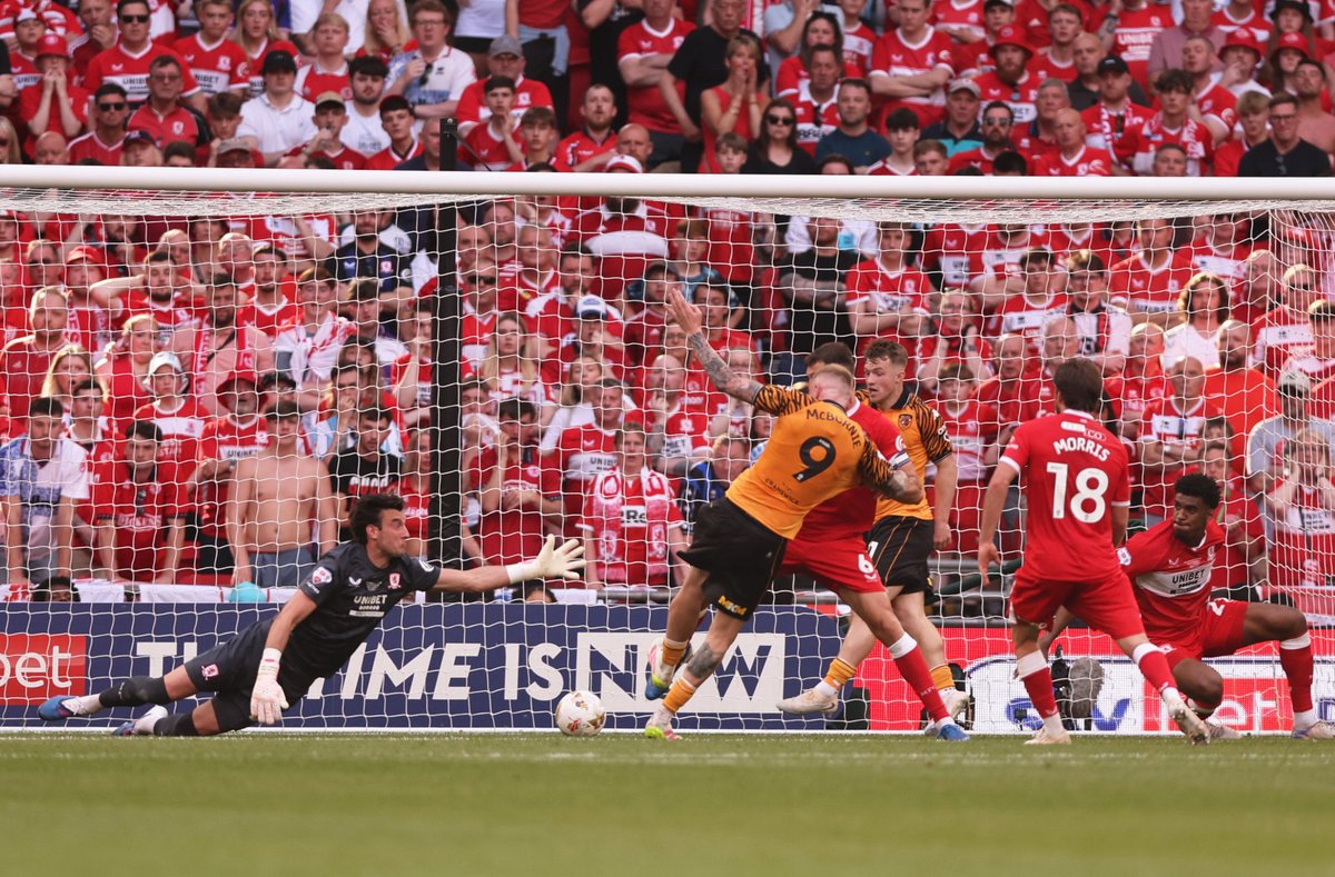garistengah_id's tweet photo. Harimau itu tidak diperhitungkan. Harimau itu diremehkan. Namun dengan segala kekurangannya, Sang Harimau, Hull City justru jadi pemenang!

Di luar dugaan. Klub yg menghabiskan dana kurang dari £1jt di bursa transfer 2025/26. Terendah di satu divisi. Kini jadi klub Premier League!

Terima kasih kepada gol tunggal Ollie McBurnie ke gawang Middlesbrough di injury time, Hull berhasil mengunci tiket promosi.

Mereka mengunci tiket playoff di hari terakhir ⏳

Ada di peringkat paling rendah dari semua tim playoff 6️⃣

Bebas dari drama selama playoff 😌

Sekarang promosi! Hull City! 🐯

Terakhir menikmati divisi tertinggi Inggris pada musim 2016/2017, Hull akan kembali mewarnai Premier League pada 2026/27.

Mereka adalah klub pertama setelah Blackpool (2009/10) untuk promosi dari Championship sebagai peringkat enam klasemen akhir.

Selamat datang kembali, Hull City 🍾