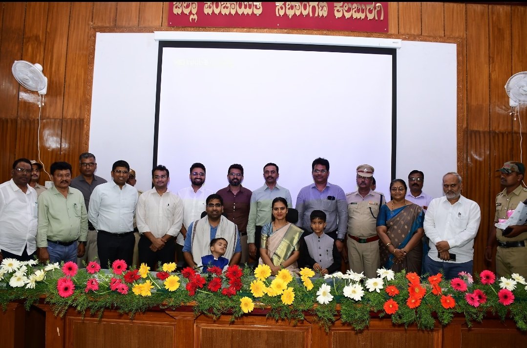 Kalaburgivarthe's tweet photo. ಕಲಬುರಗಿ ಜಿಲ್ಲಾ ಪಂಚಾಯತ್ ಸಿ.ಇ.ಓ ಆಗಿ ಸುಮಾರು 3 ವರ್ಷಗಳ ಕಾಲ‌ ಸೇವೆ ಸಲ್ಲಿಸಿ ಮುಂಬಡ್ತಿ ಪಡೆದು ಚಿಕ್ಕಮಂಗಳೂರು ಜಿಲ್ಲಾಧಿಕಾರಿಯಾಗಿ  ವರ್ಗಾವಣೆಗೊಂಡಿರುವ ಭಂವರ್ ಸಿಂಗ್ ಮೀನಾ ಅವರಿಗೆ ಶನಿವಾರ ಇಲ್ಲಿನ ಜಿಲ್ಲಾ ಪಂಚಾಯತ್ ಸಭಾಂಗಣದಲ್ಲಿ ಕಚೇರಿ ಸಿಬ್ಬಂದಿಯಿಂದ ಆತ್ಮೀಯವಾಗಿ ಬೀಳ್ಕೊಡಲಾಯಿತು https://t.co/mesjyMFmmf