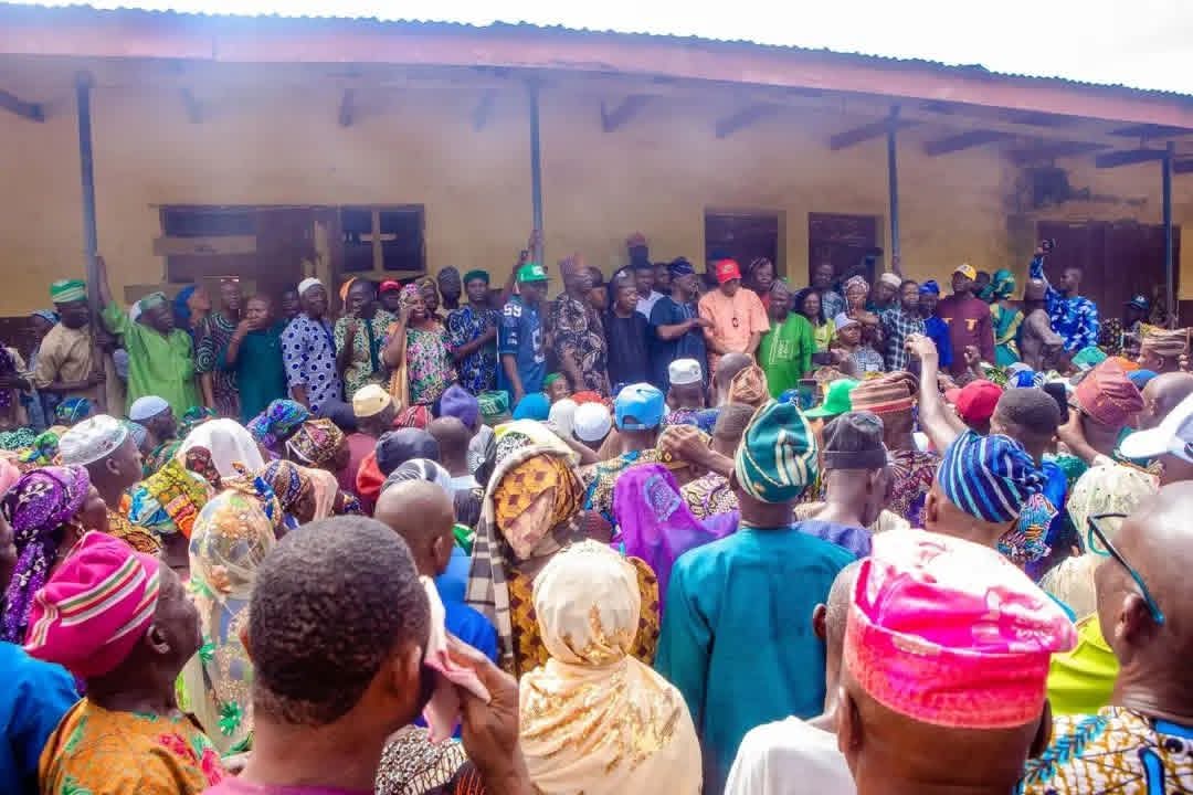 DeeOneAyekooto's tweet photo. The Coordinator of the Renewed Hope Ambassadors in Oyo State, Sen. Teslim Folarin, leads APC members in his Ward to vote for President Tinubu in the ongoing APC Presidential Primary https://t.co/YW6nJK9l6A