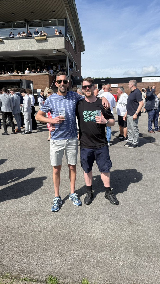 Crawley1987's tweet photo. Haydock with my brother 💙 https://t.co/HBZhTuiBE7