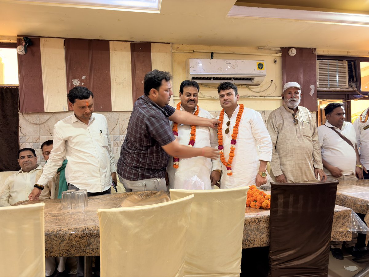 anubhav_narval's tweet photo. आज राष्ट्रीय लोकदल खेल प्रोत्साहन प्रकोष्ठ द्वारा जनपद हापुड़ में संगठन विस्तार कार्यक्रम सफलतापूर्वक आयोजित किया गया। यह कार्यक्रम खेल प्रकोष्ठ के राष्ट्रीय अध्यक्ष चौधरी @NeerpalSingh99 जी व प्रदेश अध्यक्ष श्री @DeepaktomerRLD जी के निर्देशन में संपन्न हुआ।
  कार्यक्रम की शुरुआत मेरे द्वारा आदरणीय राष्ट्रीय अध्यक्ष जी व प्रदेश अध्यक्ष जी को स्वागत स्वरूप फूल माला पहनाकर की गई। कार्यक्रम को सफल बनाने में विशेष योगदान देने के लिए प्रदेश कार्यकारिणी सदस्य श्री हेमंत मिश्रा जी, किसान प्रकोष्ठ के प्रदेश महासचिव श्री मोनू चौधरी जी, नगर अध्यक्ष श्री खालिद जिलानी जी सहित सभी का हार्दिक आभार!
जय हिन्द!
जय रालोद!