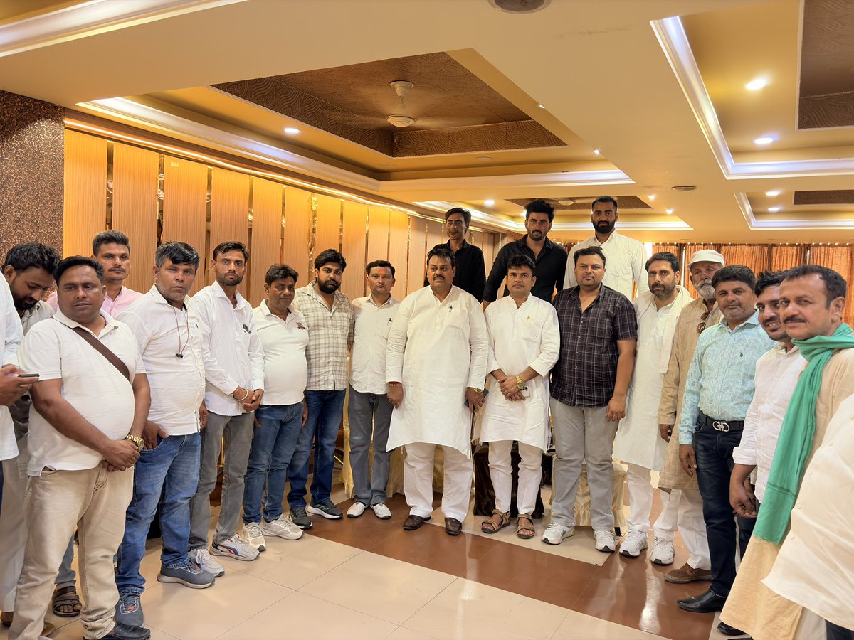 anubhav_narval's tweet photo. आज राष्ट्रीय लोकदल खेल प्रोत्साहन प्रकोष्ठ द्वारा जनपद हापुड़ में संगठन विस्तार कार्यक्रम सफलतापूर्वक आयोजित किया गया। यह कार्यक्रम खेल प्रकोष्ठ के राष्ट्रीय अध्यक्ष चौधरी @NeerpalSingh99 जी व प्रदेश अध्यक्ष श्री @DeepaktomerRLD जी के निर्देशन में संपन्न हुआ।
  कार्यक्रम की शुरुआत मेरे द्वारा आदरणीय राष्ट्रीय अध्यक्ष जी व प्रदेश अध्यक्ष जी को स्वागत स्वरूप फूल माला पहनाकर की गई। कार्यक्रम को सफल बनाने में विशेष योगदान देने के लिए प्रदेश कार्यकारिणी सदस्य श्री हेमंत मिश्रा जी, किसान प्रकोष्ठ के प्रदेश महासचिव श्री मोनू चौधरी जी, नगर अध्यक्ष श्री खालिद जिलानी जी सहित सभी का हार्दिक आभार!
जय हिन्द!
जय रालोद!
