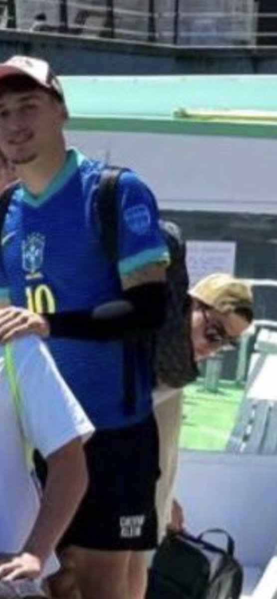 Tutovic's tweet photo. @yoly_la_lista Lo Simon asomándose por la borda como para echar todo lo ingerido es lo más tremendo que vamos a ver. Se han pegado una semana emborrachando al guiri. https://t.co/Ww6HHs72A1