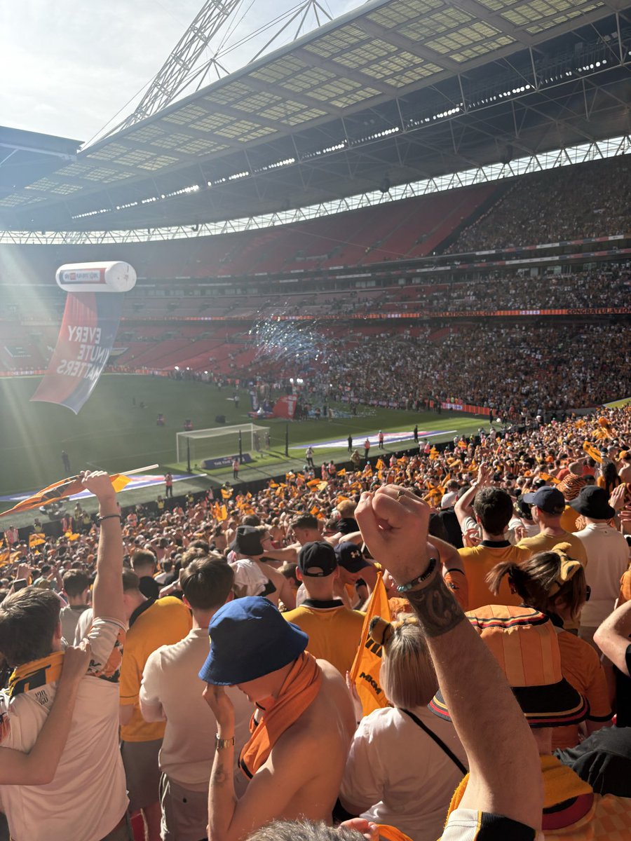 JEast93's tweet photo. Hope they had fun at Trafalgar Square #hcafc https://t.co/OqAMCUKmRS