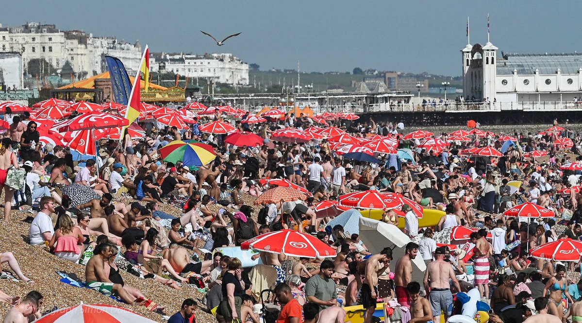 simondackpix's tweet photo. Beach Crowds in Sunny Brighton @Alamy_Editorial #brighton #may2026 #ukweather #heatwave https://t.co/KV3qaE9Pz0