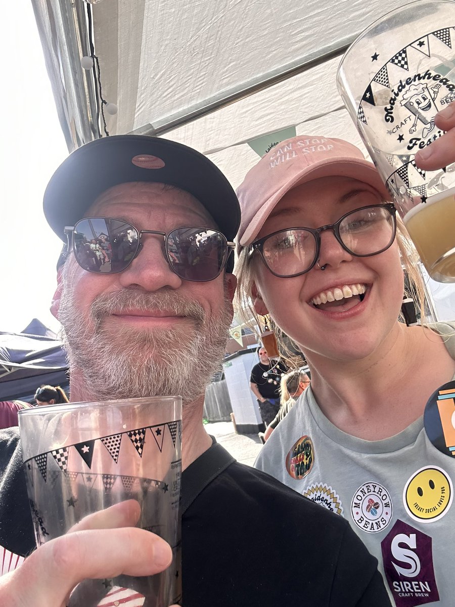 BeerPrimeUK's tweet photo. Now I’m off to London for dinner in a posh restaurant!! Some more pics - me with Russ from @AmityBrewCo, with @rocketqueened, and with @IndieRabble / @ahoppyplace supremo Dave Hayward!
3/3 https://t.co/vNwzFedkv5