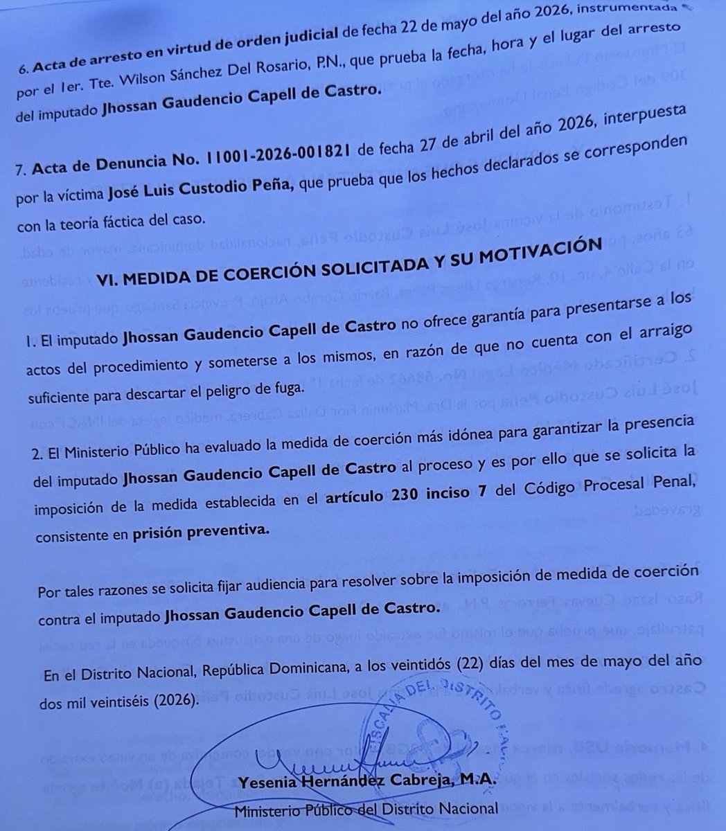 YANSEGURAM's tweet photo. Como abogado del señor José Luis Custodio Peña, padre que perdió a su hijo en la tragedia del Jet Set, informo que el Ministerio Público solicitó prisión preventiva contra Jhossan Gaudencio Capell de Castro por la agresión física que sufrió mi representado en el Palacio de Justicia de Ciudad Nueva.

La audiencia de medida de coerción que estaba fijada para hoy ante la Oficina Judicial de Servicios de Atención Permanente del Distrito Nacional, se aplazó para el lunes 25 de mayo a las 9:00 a.m., para que el imputado pueda presentar sus arraigos.

Entiendo que un caso tan doloroso como el Jet Set despierta pasiones muy fuertes en mucha gente. Aun así, ninguna emoción justifica la violencia. Agredir a un padre que solo busca justicia por la muerte de su hijo, y hacerlo dentro de una sede judicial, es algo inadmisible en una sociedad civilizada. Es, además, un irrespeto grave a la institucionalidad y a la solemnidad del Poder Judicial.

Las víctimas de procesos como este —y más aún las del caso Jet Set— merecen respeto. Las instalaciones del Poder Judicial también. La defensa de cualquier posición se hace con argumentos y dentro de la ley, nunca con golpes.