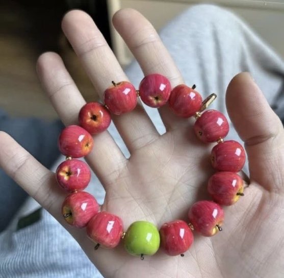 ismanewells's tweet photo. Apuesto a que nunca viste una pulsera de manzanas https://t.co/tSYHj8tCGD