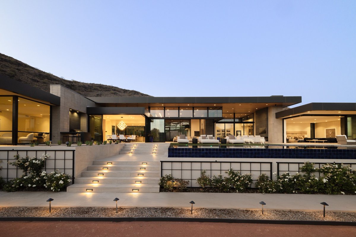 DrewettWorks's tweet photo. Deep overhangs shade a portion of the outdoor living spaces of this modern home while walls of glass invite the views. The furniture is from John Brooks. 

Follow @drewettworks for modernist regionally-inspired architecture. 
🔗 Link in our bio for more DW-designed projects https://t.co/HOTzSTOiYN