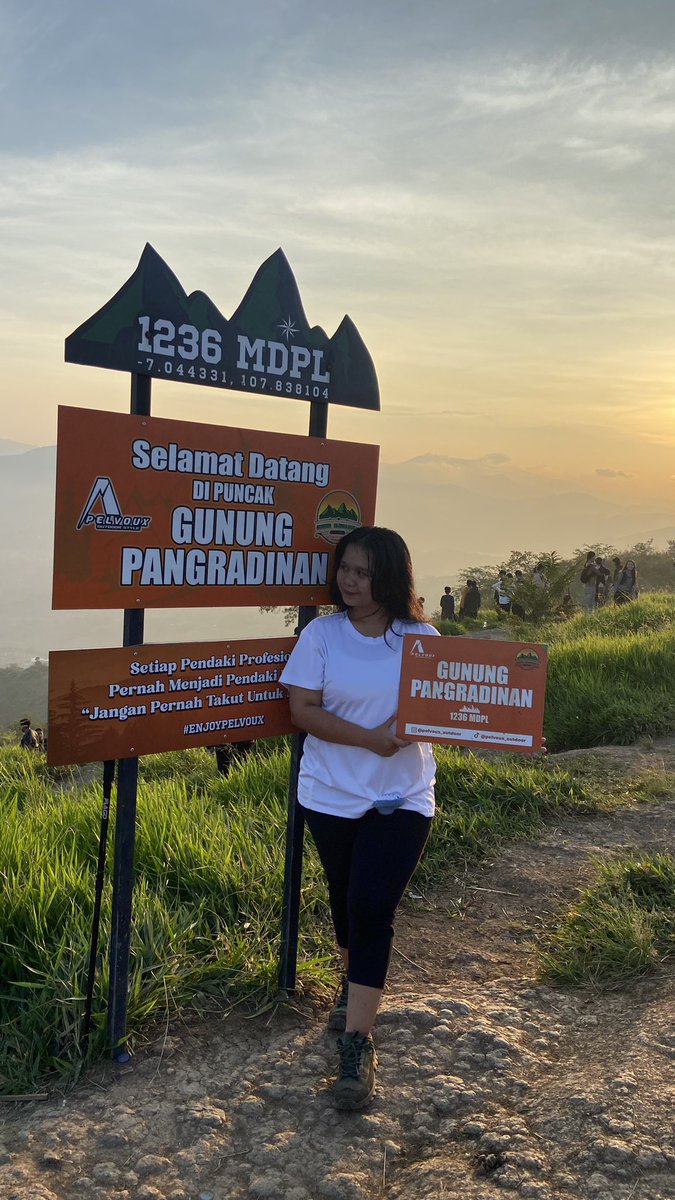 slzaad's tweet photo. naik gunung!! 
sekarang lagi hobby edit video, voice over sama story telling. https://t.co/9LpAvmZn6f