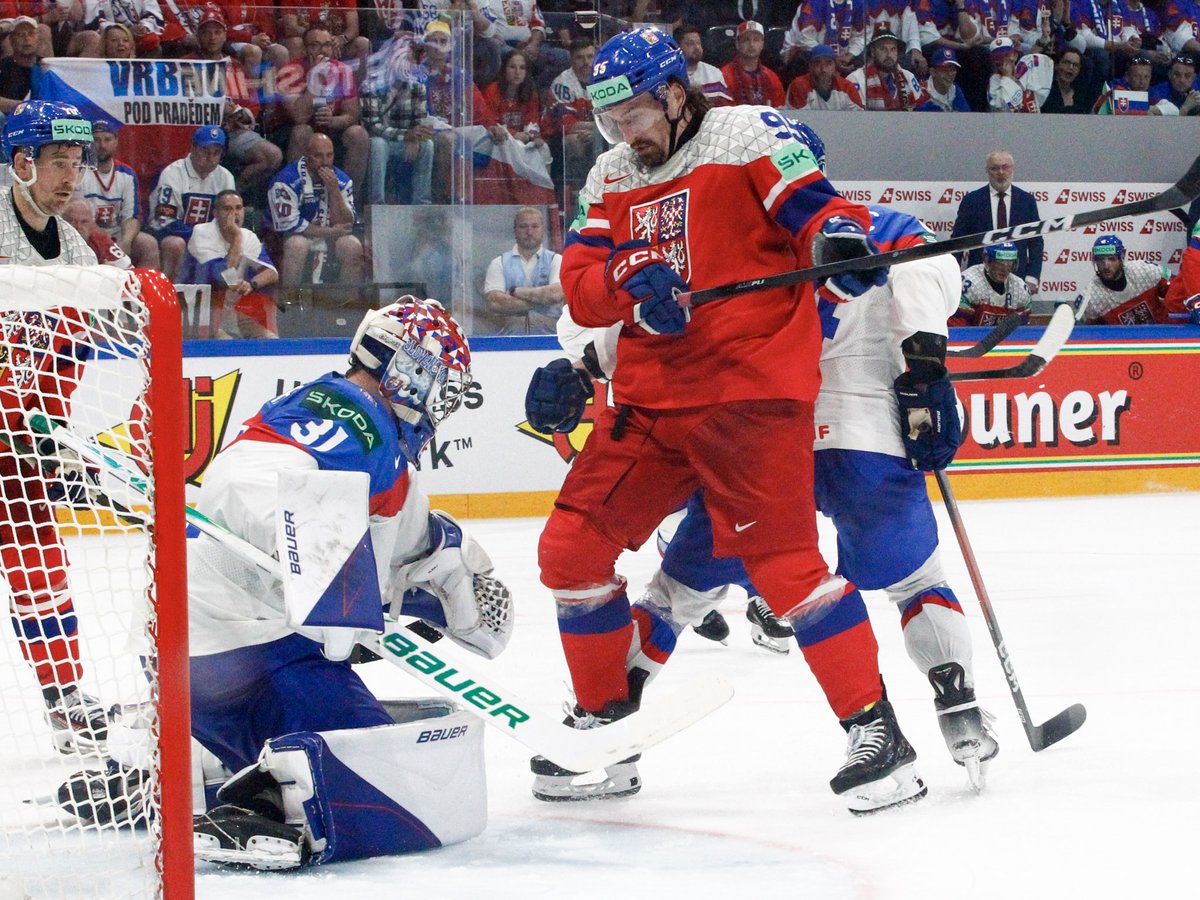 hockeyfans_ch's tweet photo. Die Stimmung der Fans übertrug sich im Stadion schnell auf die Spieler über. Ein äusserst knappes Spiel endete aufgrund der Effizienz zugunsten der Tschechen.
https://t.co/jITkKH8mBK
📷 Christoph Perren / https://t.co/PtVsHdVS16
#IIHFWorlds #iihfhockey #IIHF #slovakia #czechia https://t.co/8cupUu0RO2