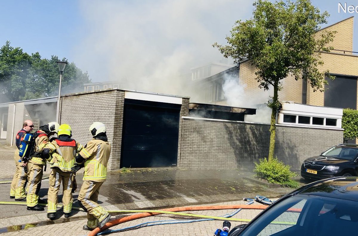 SjorsFrohlich's tweet photo. Een uit de hand gelopen bbq leidde in Leerdam tot een grote brand. Gelukkig geen persoonlijke ongelukken en zijn woningen gespaard gebleven. Wel veel schade in en om het huis. 

Dank aan de hulpdiensten @BrandweerLDM en andere korpsen uit de omgeving. 

Kijk uit met gas, spiritus en de droogte. Een combinatie is helemaal risicovol.  @vrutrecht