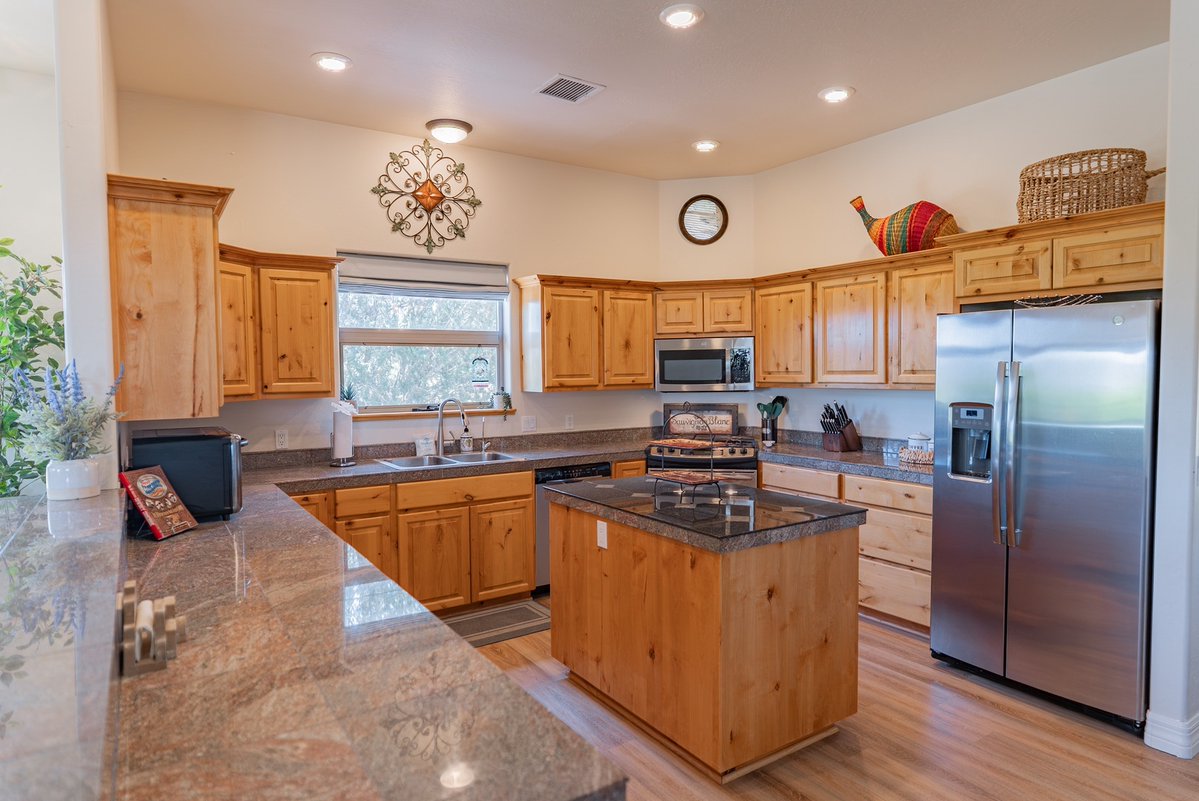 SkyRunVR's tweet photo. Escape to wide-open skies, perfect for starry nights🌟This 3-bedroom home provides a private retreat where you can relax and unwind. Spend your days exploring and end the night under the clear, star-filled skies of Arizona.

📍Camp Verde, AZ
🔗https://t.co/XqAwtF6c5u https://t.co/6pMsDsUXsl