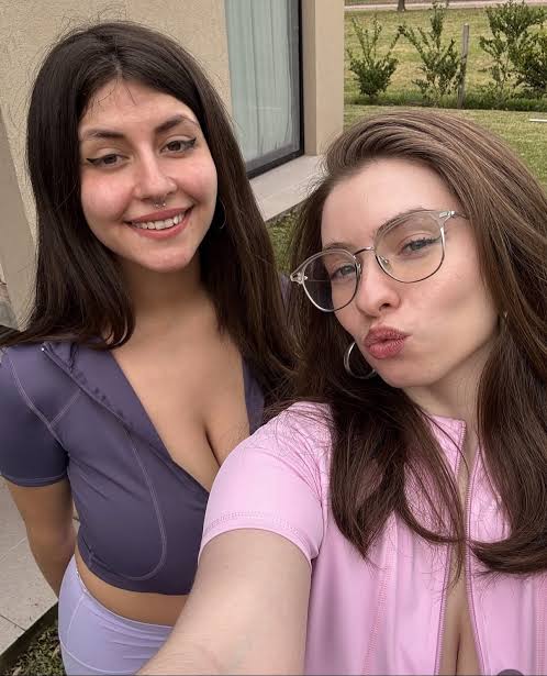 Emilyemikaanlv's tweet photo. Chilling out with a bestie https://t.co/cxnKwpE7nB