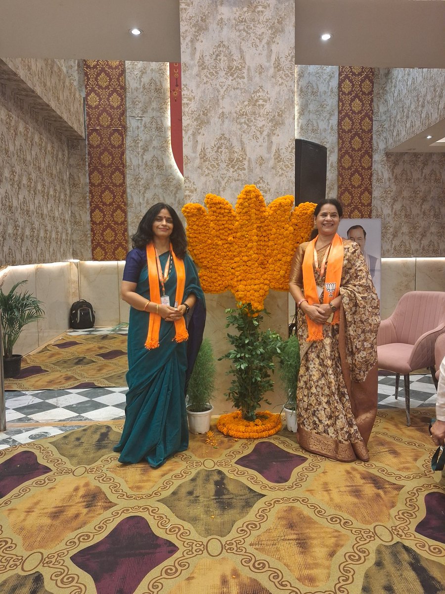 PushpaB0007's tweet photo. पंडित दीनदयाल उपाध्याय  प्रशिक्षण महाअभियान 2026 ( नोएडा महानगर जिला वर्ग) में भूमिका रही । भारत को विकसित राष्ट्र बनाने के लिए हम सभी को पंडित दीनदयाल उपाध्याय जी की  नीतियों पर चलना होगा ।
#BJPNoidaMahanagar 
#𝗩𝗶𝗸𝘀𝗵𝗶𝘁𝗕𝗵𝗮𝗿𝗮𝘁𝗦𝗮𝗻𝗸𝗮𝗹𝗽𝗬𝗮𝘁𝗿𝗮 https://t.co/LKHvBhSY8K