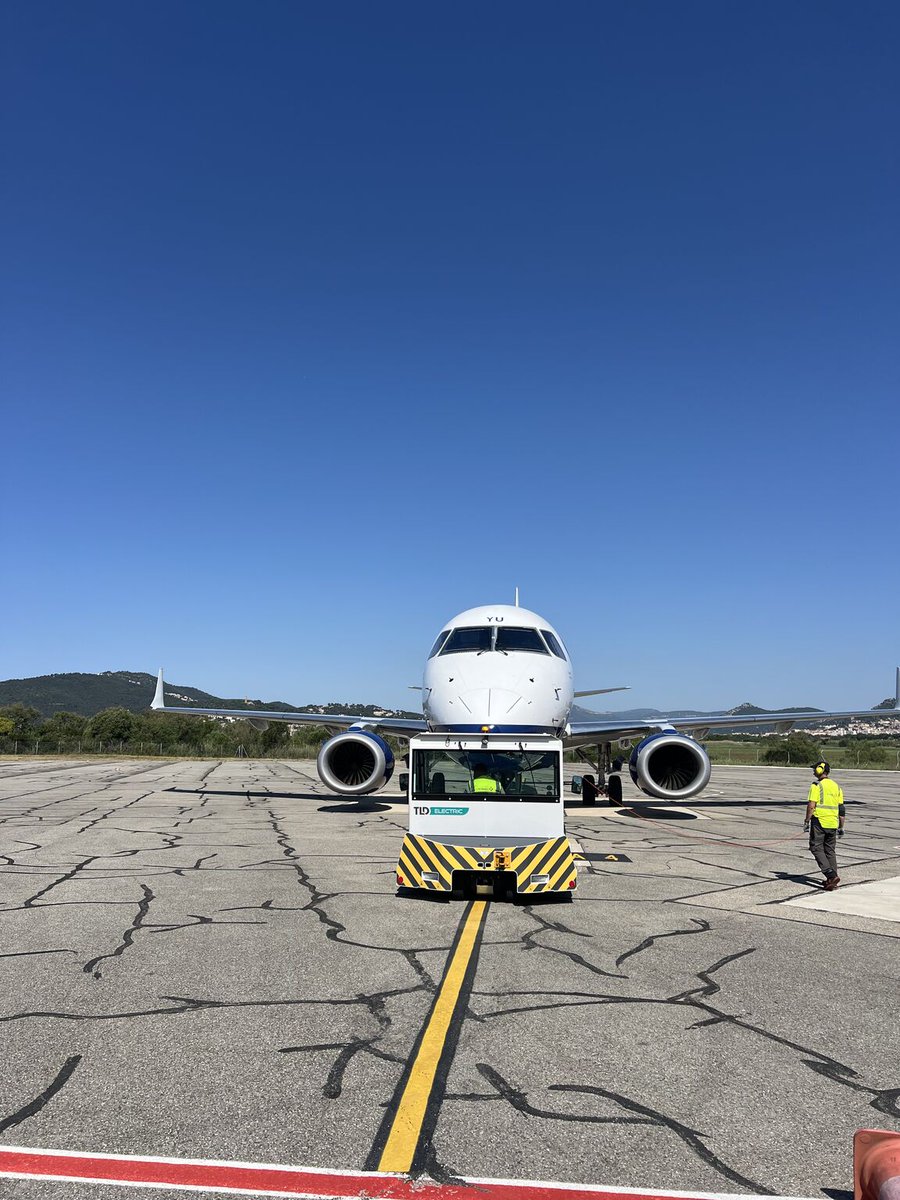 Image for the Tweet beginning: L'Aéroport International Toulon Hyères accueille