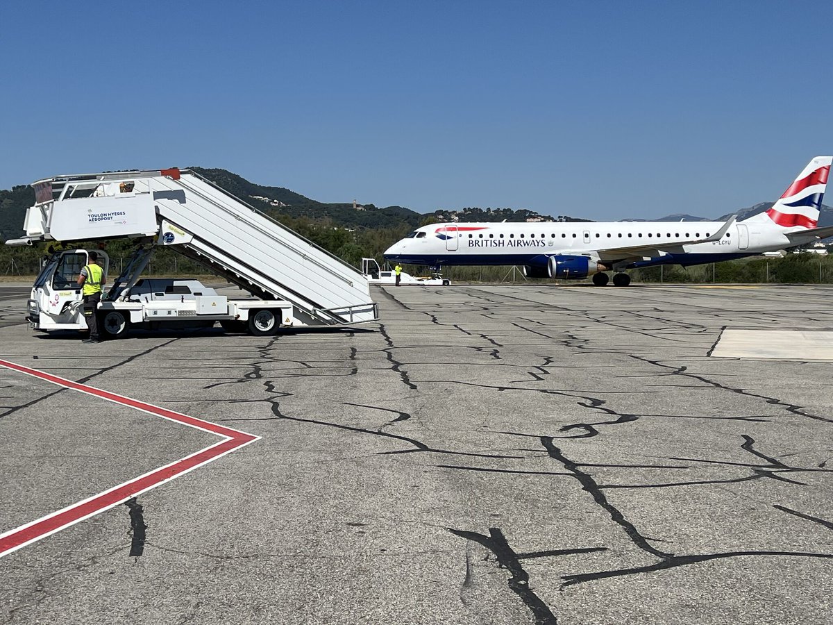 Image for the Tweet beginning: L'Aéroport International Toulon Hyères accueille