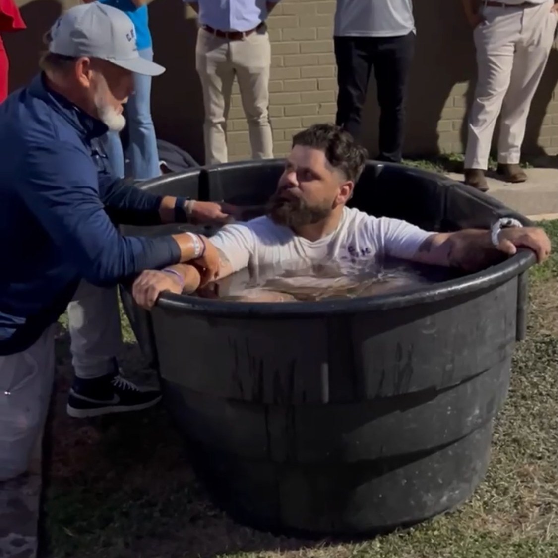 CHARMprison's tweet photo. Food. Fellowship. Worship. Testimonies. Baptisms.

Monday night, our CHARM family gathered around tables, around the Word, and around the waters of baptism — celebrating the Gospel at work in the lives of the men God is transforming. https://t.co/foSBFggUPz