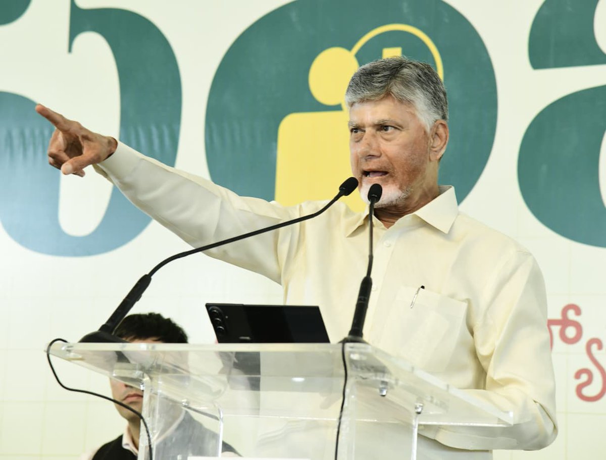 ncbn's tweet photo. ‘సంజీవని’ సిటిజన్ వెల్ నెస్ మిషన్ నా మనసుకు ఎంతో దగ్గరగా ఉండే ప్రాజెక్టు. సంపద కంటే ఆరోగ్యం ఉన్న వాళ్లే అదృష్టవంతులు. అందుకే ఆరోగ్యమే మహాభాగ్యమని పెద్దలున్నారు. సమాజం బాగుండాలంటే ప్రజలు ఆరోగ్యంగా ఉండాలి. అందుకే ప్రిడిక్టివ్, ప్రివెంటివ్, క్యూరేటివ్ అనే విధానంలో సంజీవని ప్రారంభించాం. కుప్పంలో పైలట్ గా ప్రారంభమైన సంజీవని ప్రాజెక్టు చిత్తూరు జిల్లాలో విజయవంతంగా నడుస్తోంది. ఈ ఏడాది ఆగస్టు 15 నుంచి రాష్ట్రవ్యాప్తంగా అమలు చేసేలా ప్రణాళిక చేశాం. వ్యక్తిగత డిజిటల్ హెల్త్ రికార్డుల ద్వారా ప్రజారోగ్యాన్ని నిరంతరం పర్యవేక్షించడమే సంజీవని ప్రాజెక్టు ముఖ్య ఉద్దేశం. 42 వైద్య పరీక్షలను ఇంటి వద్దే నిర్వహించి ర���పోర్టులు ఇవ్వటంతో పాటు వ్యక్తిగత ఆరోగ్య పర్యవేక్షణ కోసం డాక్టర్ అప్పాయింట్ మెంట్, వర్చువల్ కనెక్ట్ ద్వారా వైద్య సలహాలు, సంజీవని కార్డు ద్వారా డిజిటల్ హెల్త్ రికార్డుల పర్యవేక్షణ చేస్తున్నాం. సంజీవని అనేది ఓ సాఫ్ట్ వేర్ మాత్రమే కాదు అత్యుత్తమ డిజిటల్ పబ్లిక్ హెల్త్ ఆపరేటివ్ సిస్టమ్. ఈ వినూత్న విధానం విజయవంతం అయితే రాష్ట్ర వ్యాప్తంగా ��్రజల ఆరోగ్యం క్షేమంగా ఉన్నట్లే. నేను ఇవన్నీ చేస్తున్నది మీ కోసమే.
#Sanjeevani