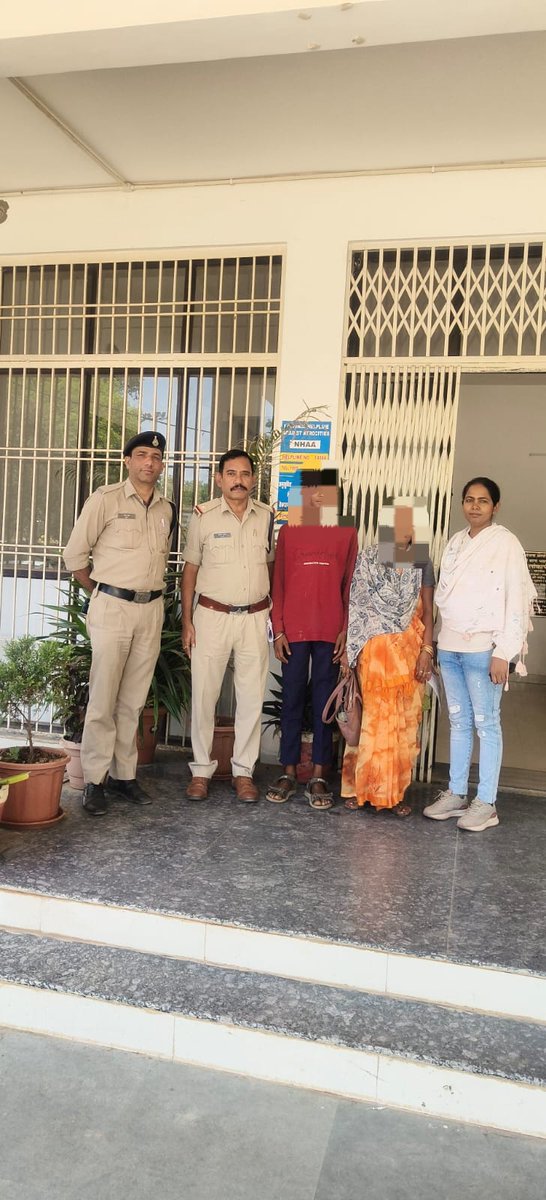 sp_katni's tweet photo. ऑपरेशन मुस्कान के तहत कोतवाली पुलिस को बड़ी सफलता 

गलत ट्रेन में बैठकर पटना (बिहार) पहुंचे 15 वर्षीय बालक को कोतवाली पुलिस ने सकुशल दस्तयाब कर परिवार को सौंपा।

#OperationMuskan #KatniPolice #MPPolice #SafeChild #KotwaliPolice #कटनी_पुलिस https://t.co/dTyCgIhIOZ