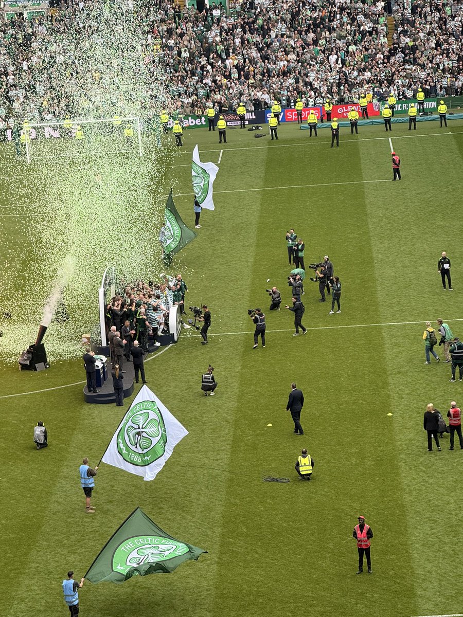 SheaSkelton's tweet photo. Decent season in the end 😂. Winners win! Glasgow Celtic 🍀. https://t.co/KFKAdOZwHj