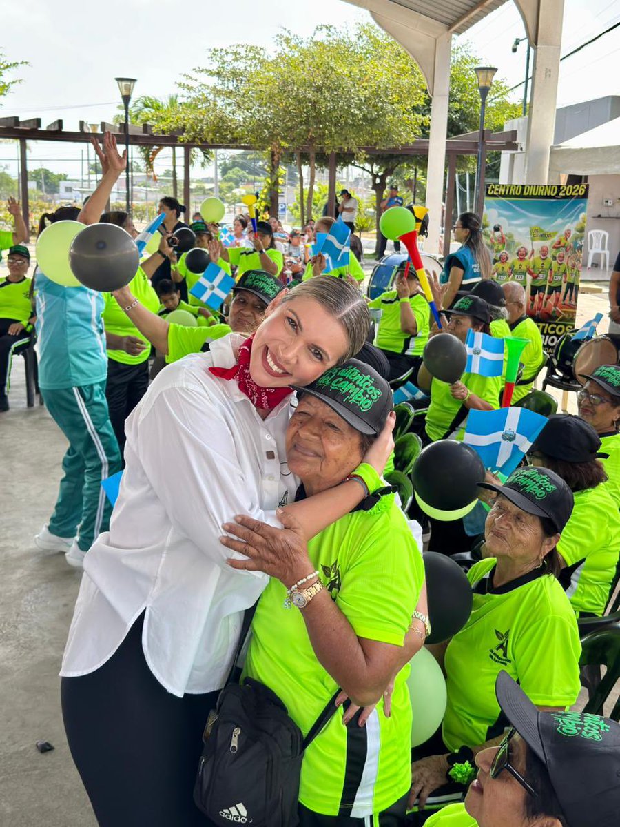 marcivaldivieso's tweet photo. Me lleno el corazón viendo a nuestros adultos mayores bailar, sonreír y disfrutar.

Seguiremos trabajando para que siempre tengan espacios donde se sientan activos.

En Manta, nuestros abuelitos nunca estarán solos. https://t.co/Ns6R7n7uP5