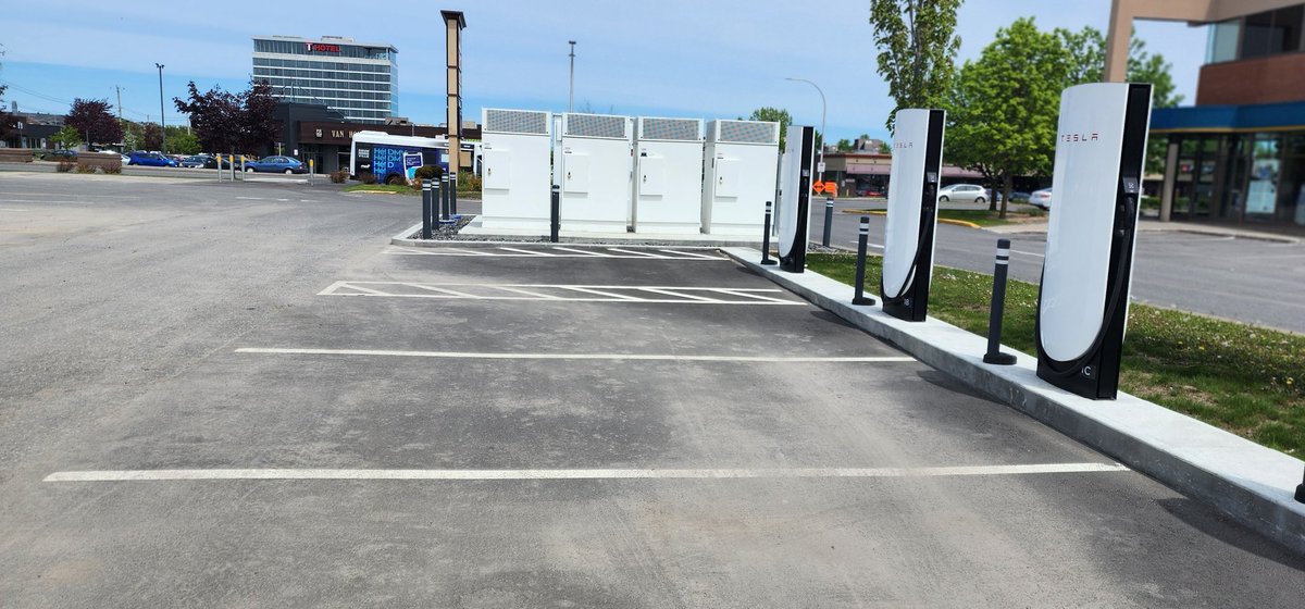 Fogboundturtle's tweet photo. @SimplyGregster new 16 ports tesla supercharger site in drummondville soon to be open https://t.co/7NR0wAG0fJ