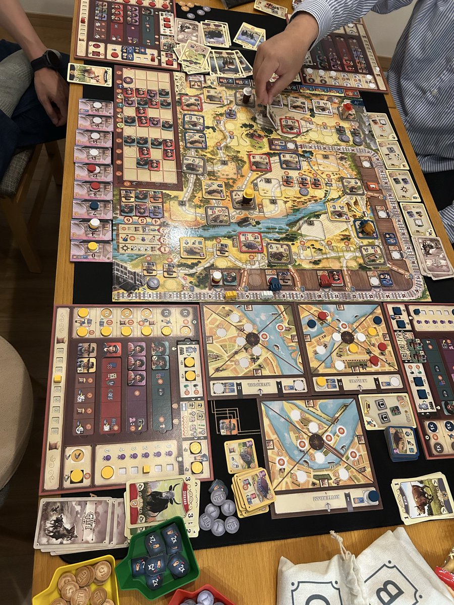 hiro_310310's tweet photo. 今宵は同僚と夜ボドゲ🎲
・グレートウエスタントレイルアルゼンチン
門限なしということで満を持して重量級‼️インストの難しさを痛感しました😭
これだけ細かい要素が多いと難しい💦
拙いインストでも、メンバーがいい人だから楽しくできて感謝😊
しっかり接待プレイ（本気ですがw）できました😇 https://t.co/VJLfoMRl0C