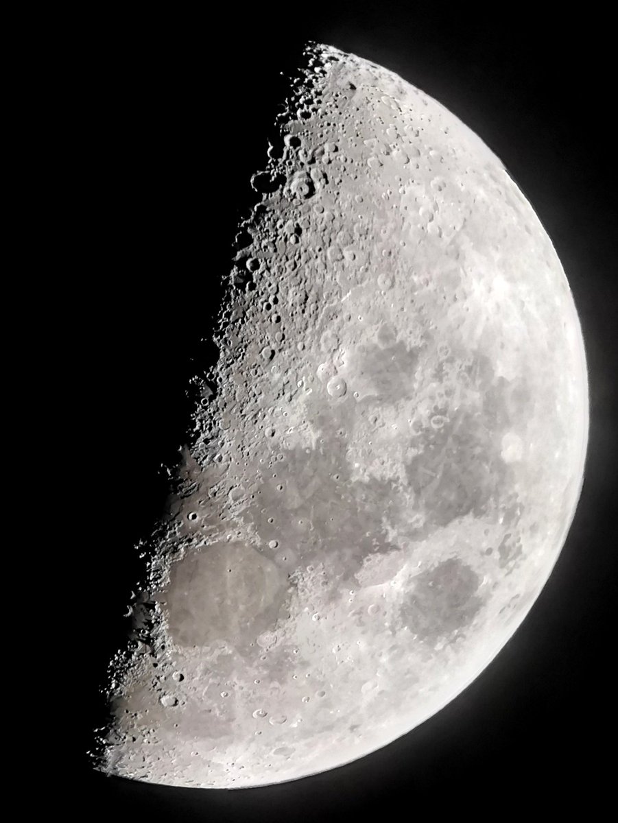Khaled_skf's tweet photo. الآن #القمر #Moon في طور التربيعة الأولى #First_Quarter لشهر #ذو_الحجة ١٤٤٧ هجري ليلة #الأحد ٢٤ #مايو ٢٠٢٦م https://t.co/Kug4pk0HGB