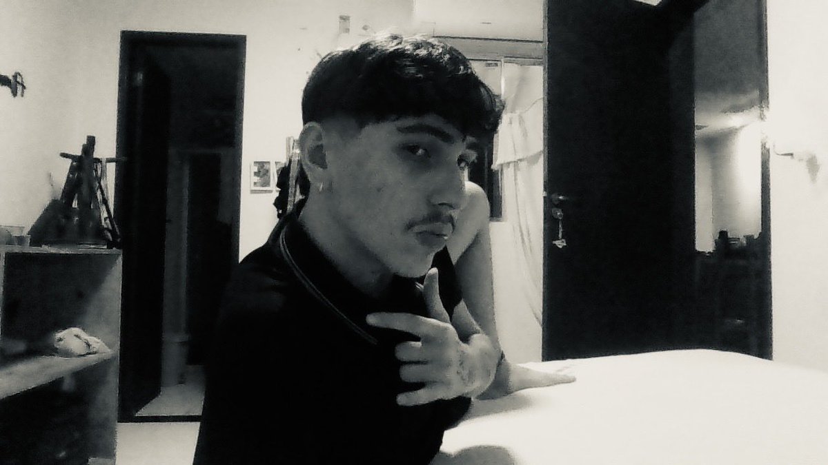 danyygrd's tweet photo. vicio em tirar foto pelo notebook https://t.co/LYQp9IVK2m