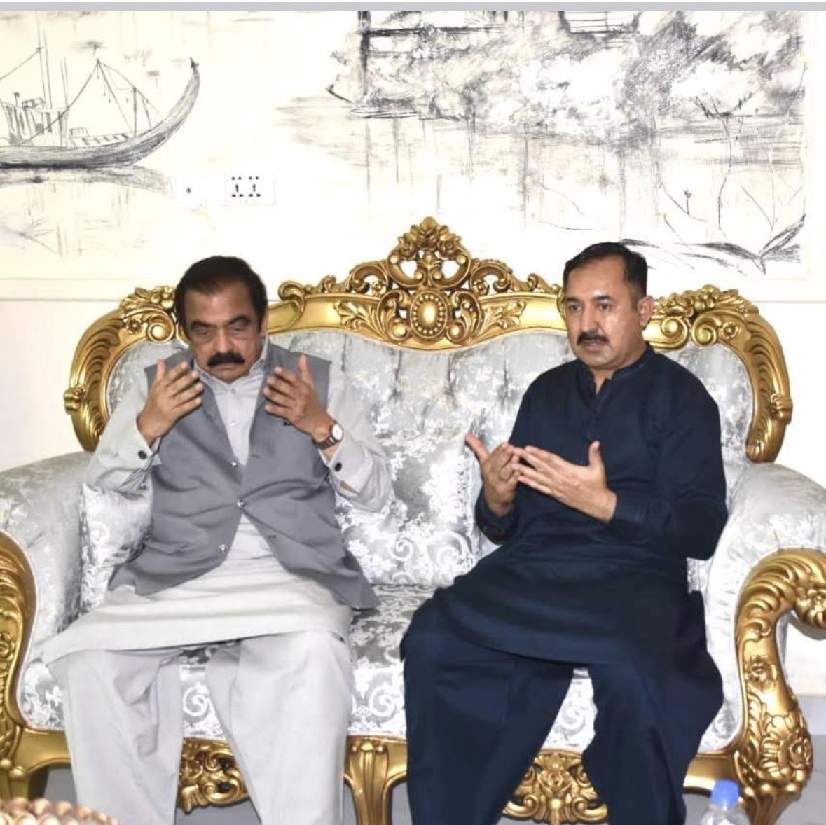 Naeemgondal100's tweet photo. محترم جناب رانا ثناء اللہ صاحب اور آئی جی پنجاب (جیل) میاں فاروق نذیر صاحب نے ڈیرہ پر تشریف لا کر تعزیت کا اظہار کیا۔ ہم ان کی اس محبت، شفقت اور حوصلہ افزائی پر دل کی گہرائیوں سے شکر گزار ہیں۔ اللہ تعالیٰ انہیں جزائے خیر عطا فرمائے۔ https://t.co/BzK7iUglu4