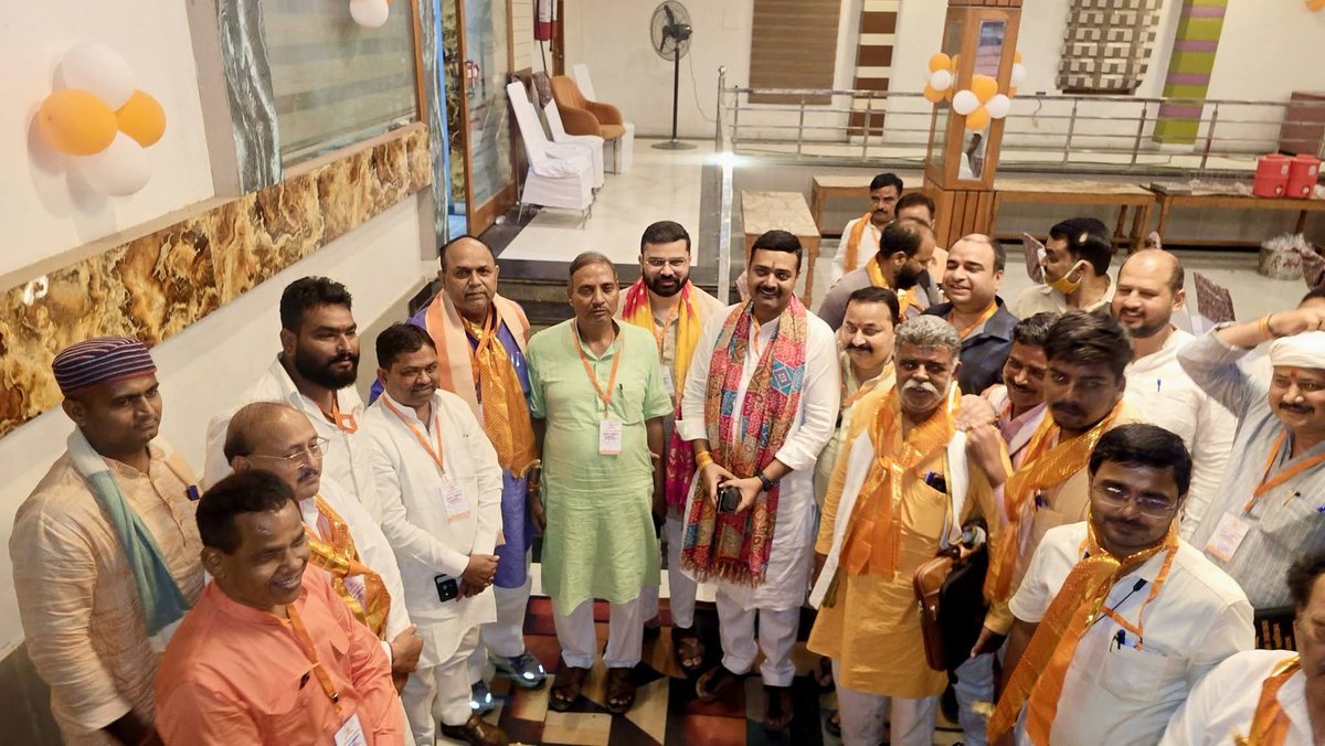 Sharad Kumar Awasthi (मोदी का परिवार) tweet media