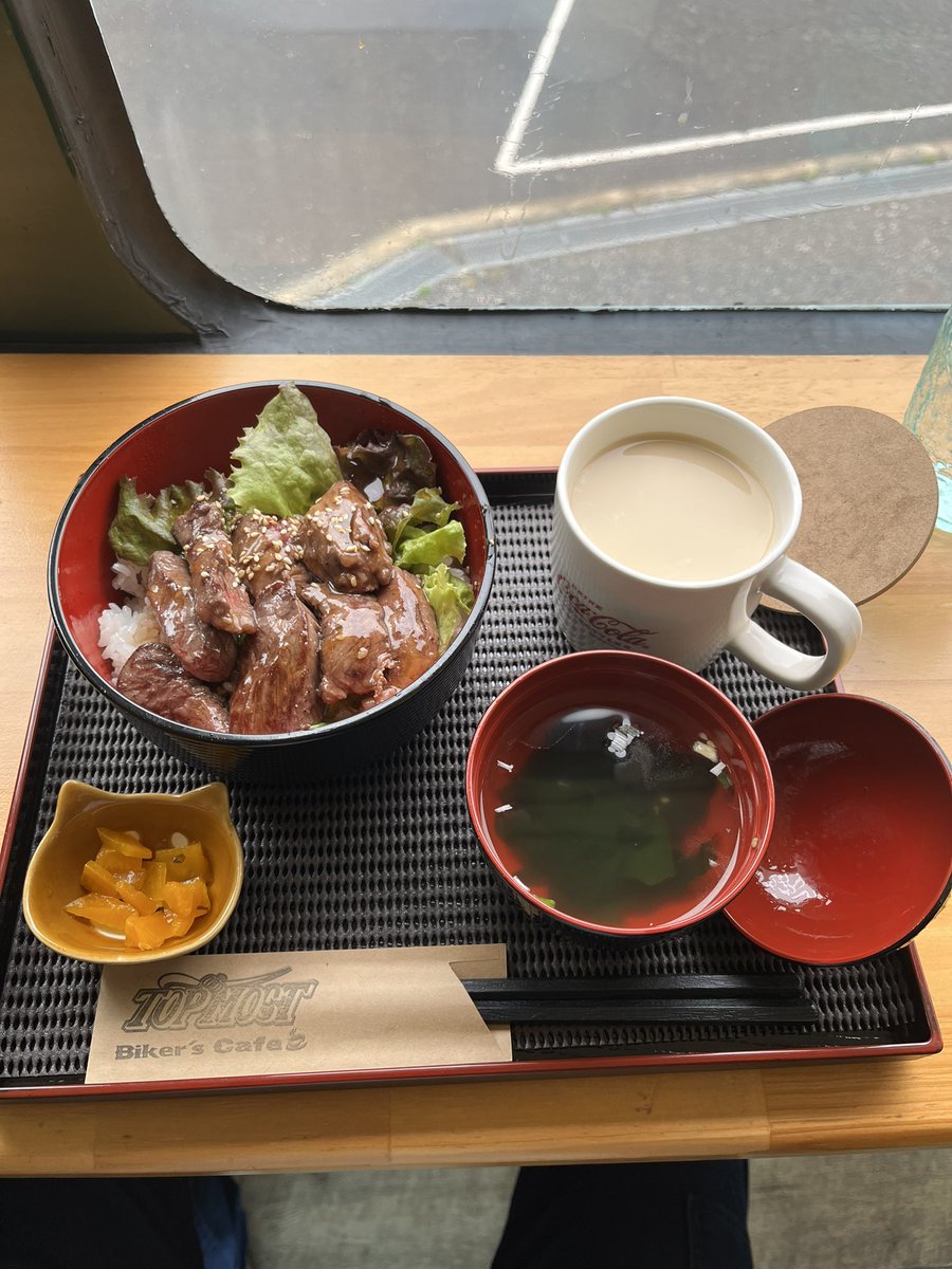 Kamemarukeiari's tweet photo. ランチはトップモストさんでハラミ丼とミルクティー♪
肉が柔らかくて美味しかったです😆
#TOPMOST https://t.co/NSdcBSlUrc