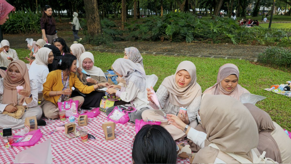 Tiw 💕 | Cek highlight for event tweet media