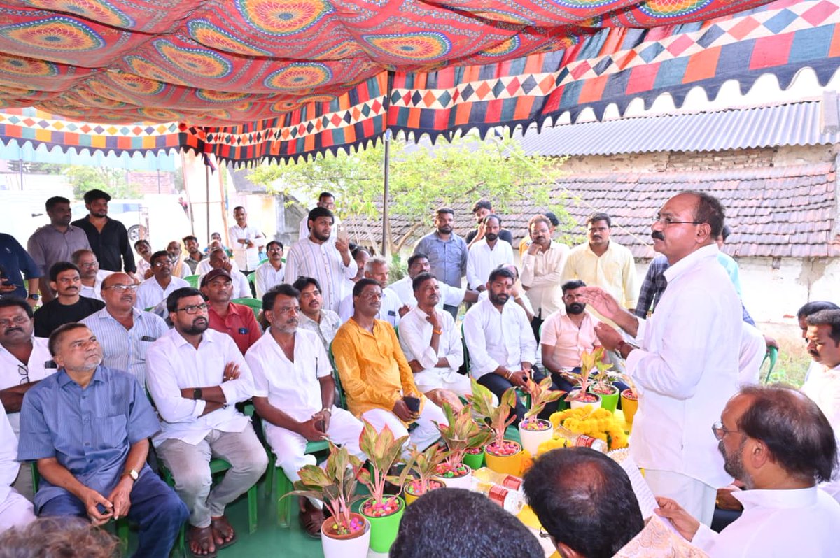 TataraoKona's tweet photo. 20 ఏళ్లుగా నర్సింగబిల్లి రైతులు ఎదురుచూస్తున్న అభివృద్ధి కల ఈరోజు సాకారమైంది.

మాజీ మంత్రివర్యులు, అనకాపల్లి శాసనసభ్యులు శ్రీ కొణతాల రామకృష్ణ గారు మరియు డీసీసీబీ చైర్మన్ శ్రీ కోన తాతారావు గారి సహకారంతో నర్సింగబిల్లి ప్రాథమిక వ్యవసాయ సహకార సంఘంలో జిల్లా సహకార కేంద్ర బ్యాంకు మంజూరు చేసిన రూ.10 లక్షల నిధులతో నిర్మించనున్న కాంపౌండ్ వాల్ మరియు ఇతర మౌలిక సదుపాయాల శంకుస్థాపన కార్యక్రమం ఘనంగా నిర్వహించబడింది.

ఈ కార్యక్రమానికి ఎమ్మెల్యే శ్రీ కొణతాల రామకృష్ణ గారు మరియు డీసీసీబీ చైర్మన్ శ్రీ కోన తాతారావు గారు హాజరై శంకుస్థాపన కార్యక్రమాన్ని ప్రారంభించారు.

ఈ కార్యక్రమం నర్సింగబిల్లి సొసైటీ అధ్యక్షులు శ్రీ నిరంజన్ కుమార్ గారి ఆధ్వర్యంలో నిర్వహించబడింది.

ఈ కార్యక్రమంలో మాజీ శాసనసభ్యులు, ఆంధ్రప్రదేశ్ పట్టణ ఆర్థిక మరియు మౌలిక సదుపాయాల అభివృద్ధి సంస్థ చైర్మన్ శ్రీ పీలా గోవింద్ సత్యనారాయణ గారు, డీసీఎంఎస్ చైర్మన్ శ్రీ కొట్ని బాలాజీ గారు, బ్యాంకు అధికారులు, రైతులు, యువ నాయకులు మరియు స్థానిక ప్రజలు భారీ సంఖ్యలో పాల్గొన్నారు.
@KonathalaForAKP 

@ncbn @PawanKalyan @mnadendla @NagaBabuOffl @JanaSenaParty @JSPShatagniTeam @JaiTDP @BJP4Andhra 

#DccbVisakhapatnam