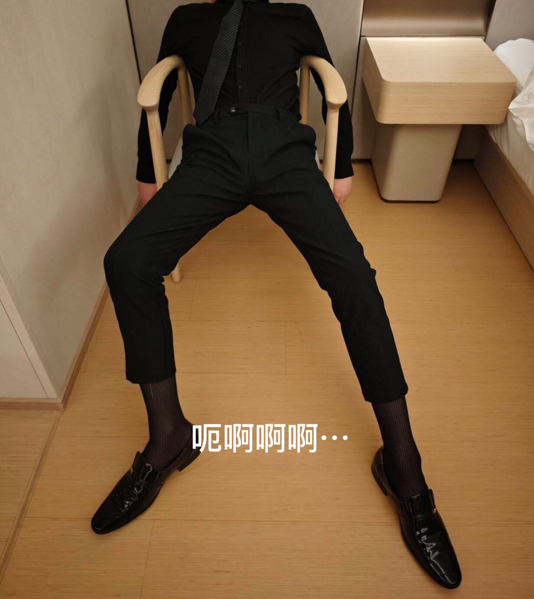 KaylaHa61628880's tweet photo. 嚣张的正装小帅得到了惩罚 https://t.co/tQkQLnOvoy