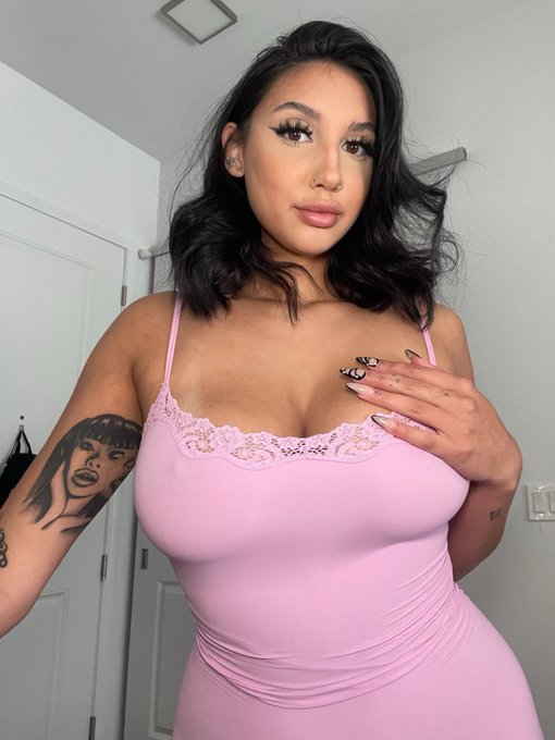 BellaMarlo65571's tweet photo. Wer möchte das dritte Foto sehen 😍? Ich warne euch, euer Adrenalinspiegel wird in die Höhe schnellen 🤤🥒😱. Bei Interesse schickt mir eine private Nachricht 👌😘🎊
#RT https://t.co/YQIB2FMtBp