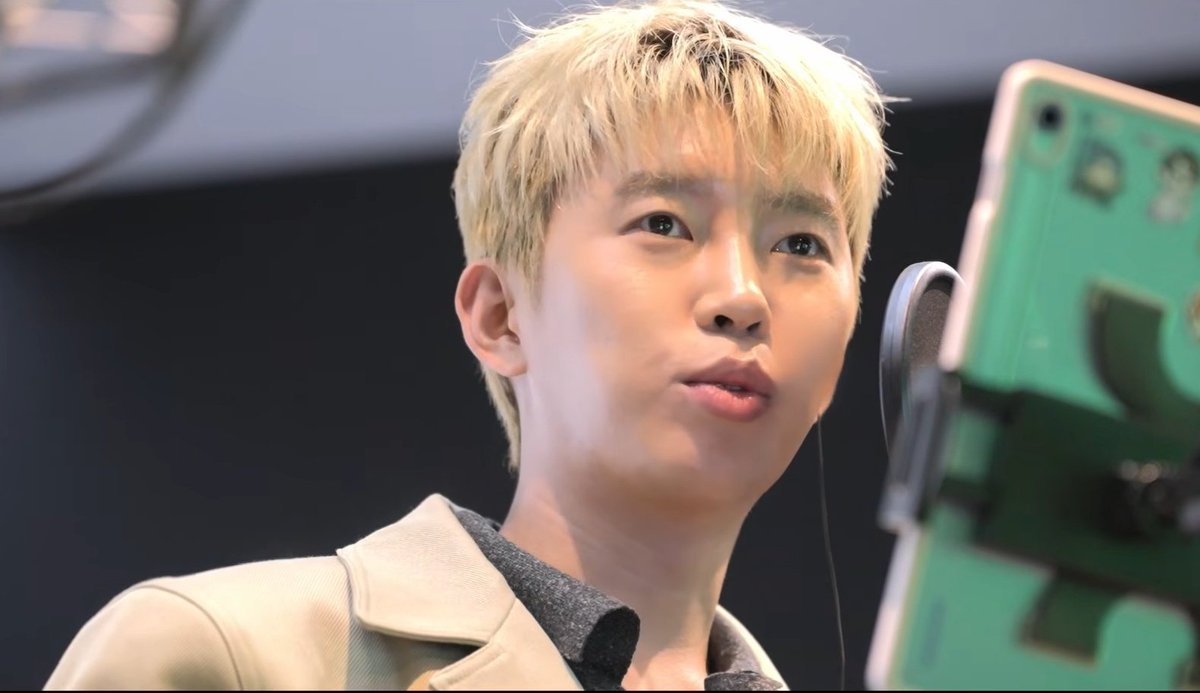 all_life_woong's tweet photo. 똑똑..✊️✊️ 져기 너무너무너무 잘생기셨어요..💕 또 설레기 시작하는 여자..🤭 일단 목소리가 너무 조코 꿀 바른 잘생긴 목소리여서 더빙도 잘 할 것 같았는데 역시나 잘 합니다😉 진짜 잘생기고 더빙도 잘 하구.. 많이 좋아해💜 #임영웅 https://t.co/c7MVnpHgaW